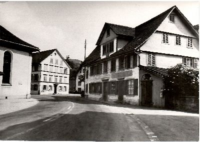 Dorfstrasse mit Handlung Schoch - Honegger